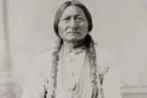 1884 schließt sich Sitting Bull für mehrere Monate der Wild-West-Show von Buffalo Bill an, was ihn im Land berühmt macht. Das Ge