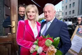 Blumen für Gerd: Wolfgang Kubicki und Gattin Annette kommen zur Feier von Altkanzler Schröder.